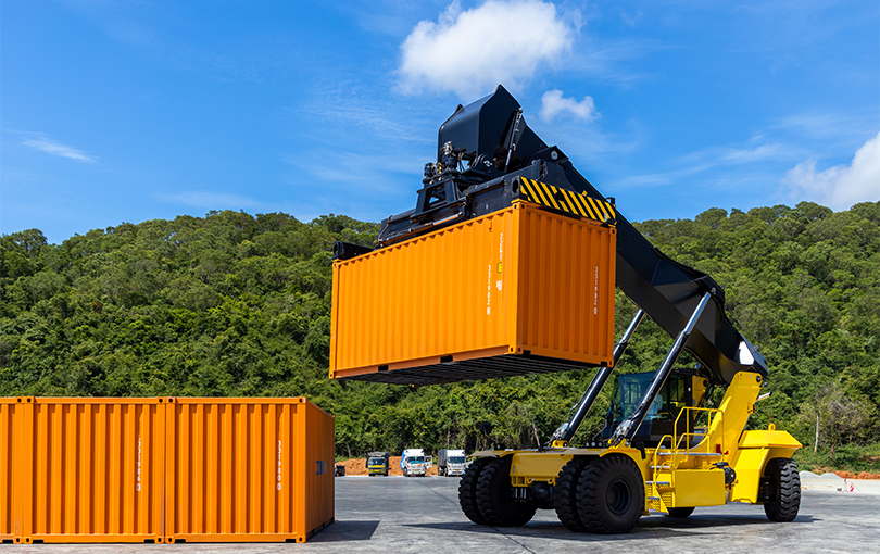 Quais as maneiras de efetuar o levante de containers?